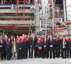 Fotografía de grupo de Su Alteza Real el Príncipe de Asturias con una representación de los trabajadores de Petronor y las personalidades asistentes a